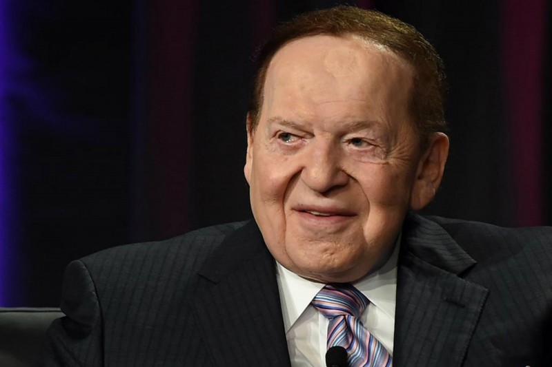 Magnat kazina i američki milijarder jevrejskog porekla Šeldon Adelson ponudio je da učestvuje u finansiranju gradnje nove ambasade koja će koštati oko 500 miliona dolara, ali u Stejt departmentu su obazrivi imajući u vidu da je Adelson prozivan da je davao mito Netanjahuuu i njegovoj porodici